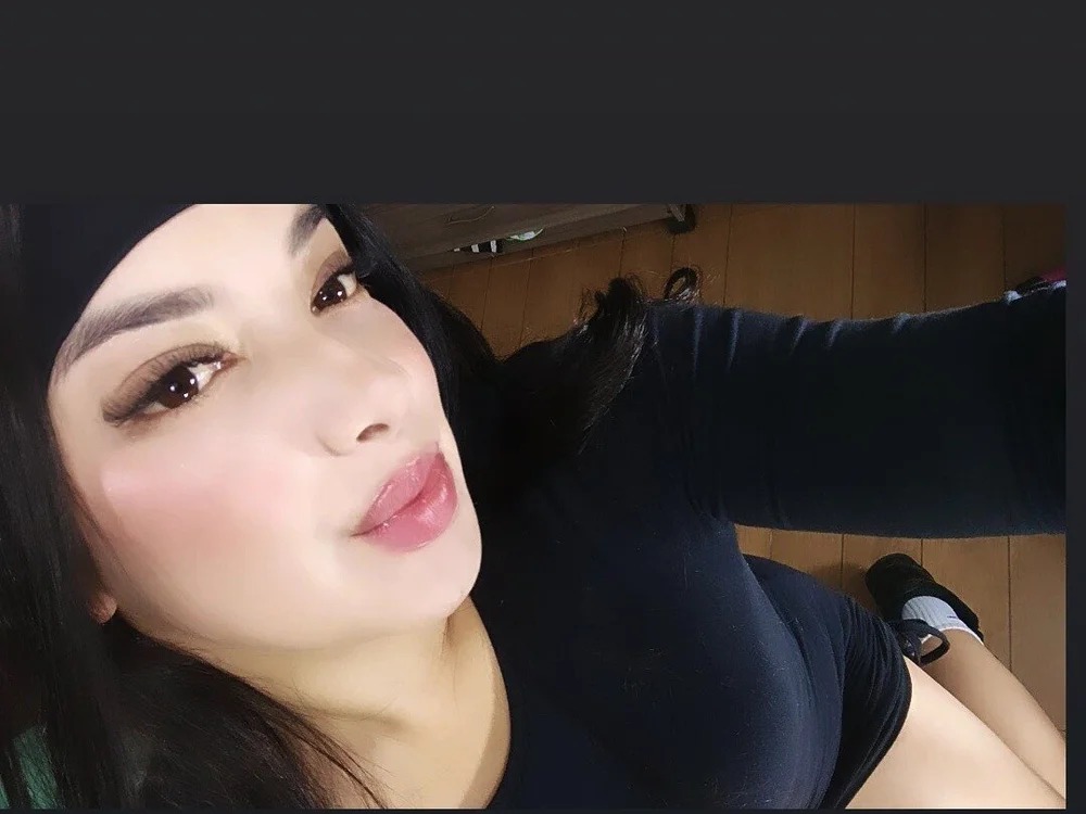Bella_Stoone_