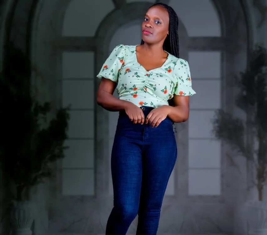 Busty-Ellah