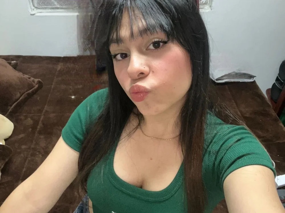 Ema_Jones01