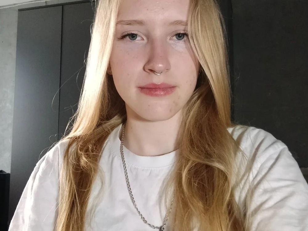 Mia_Azart