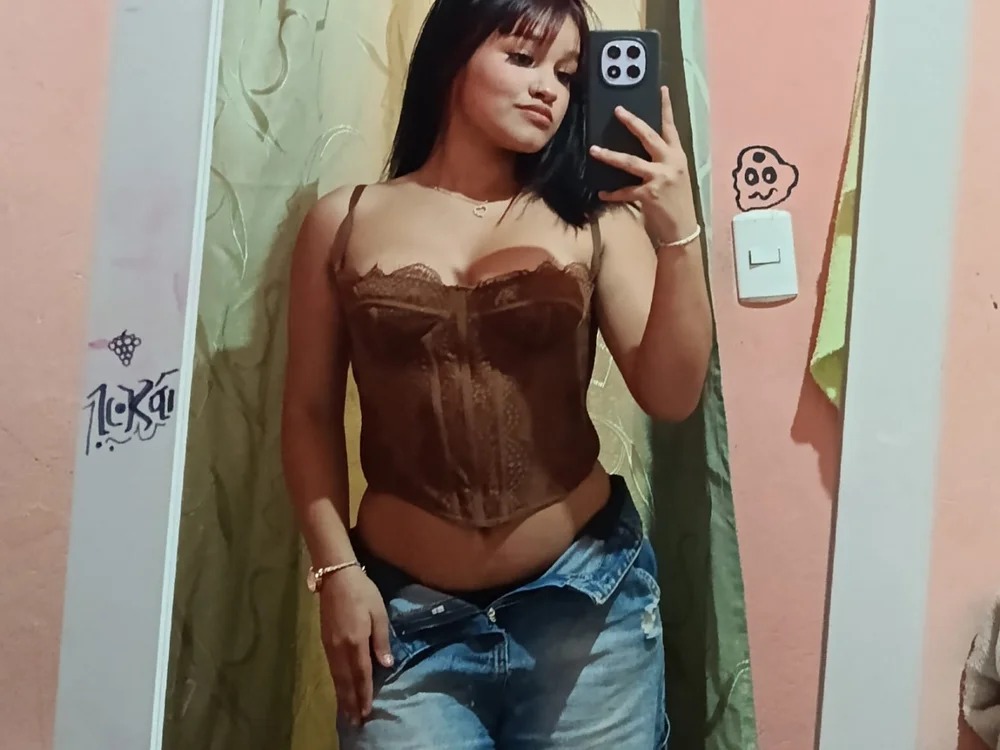 Mia_Petite18