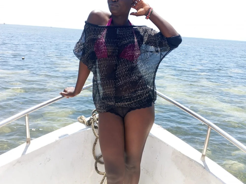 ebony_petiteke