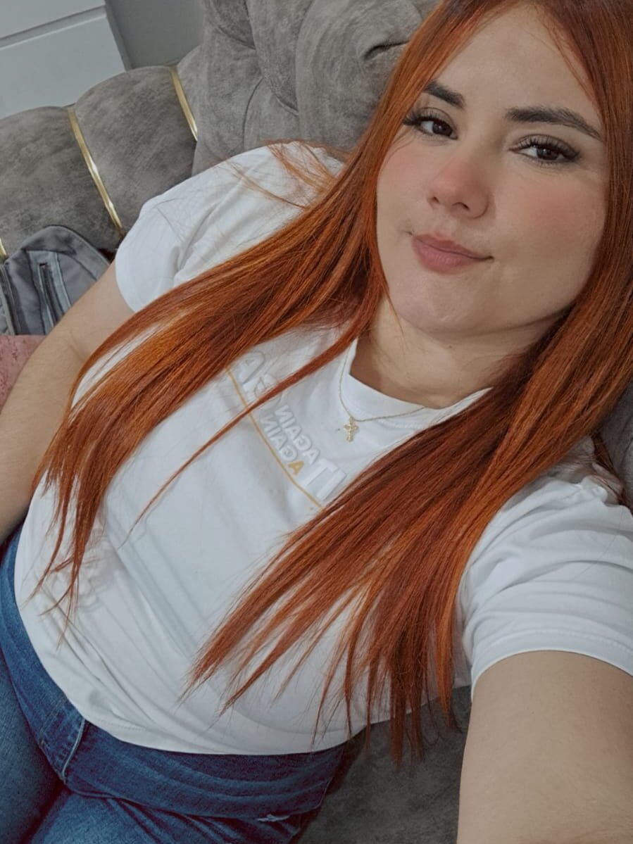 girl_redhead_bigtits